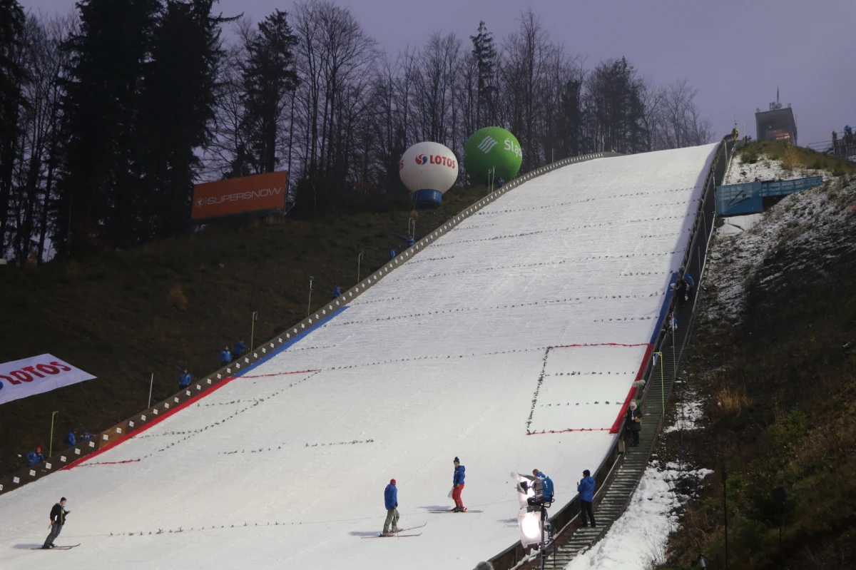 Po niespodziewanej dwutygodniowej przerwie do rywalizacji w Pucharze Świata wracają skoczkowie narciarscy. W najbliższy weekend czekają ich zmagania w Engelbergu. Siedmiokrotnie w tym szwajcarskim mieście na podium stawał Kamil Stoch.