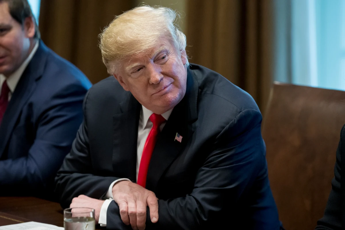 Prezydent USA Donald Trump zapewnił na Twitterze, że nigdy nie zlecał swojemu byłemu już prawnikowi Michaelowi Cohenowi łamanie prawa i zdystansował się od popełnionych przez niego przestępstw.
