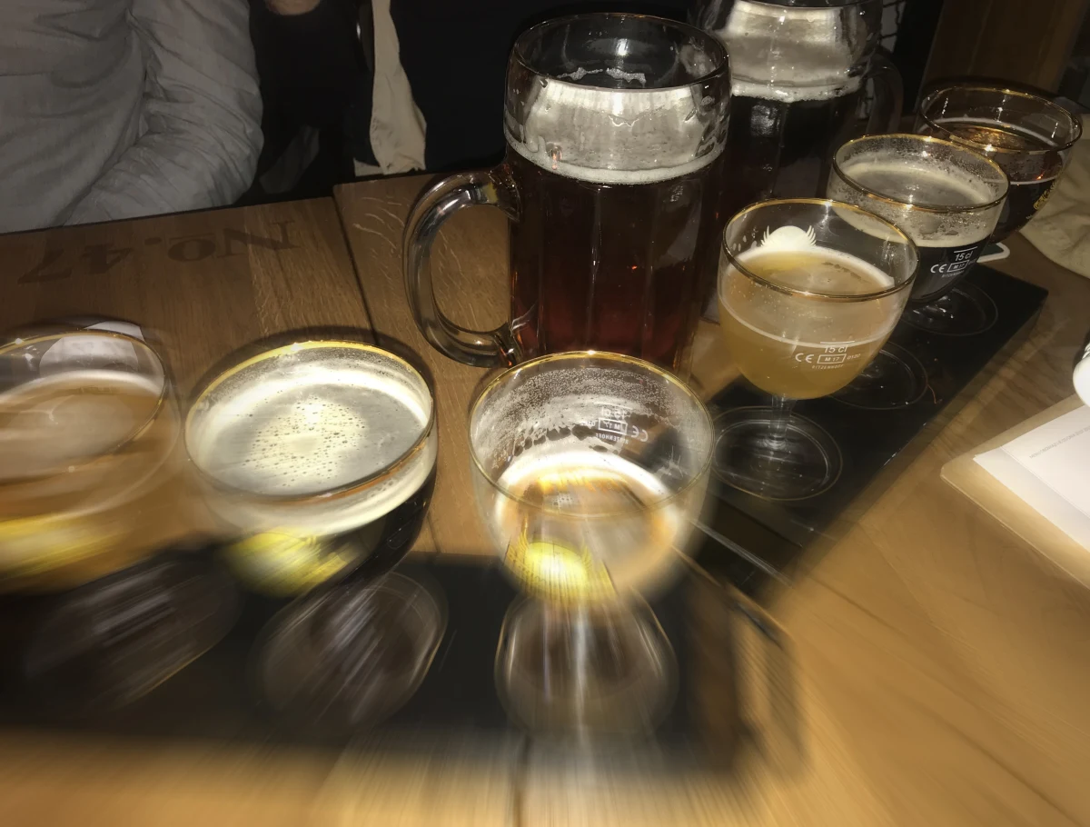 Kompletnie pijany 42-latek usnął za kierownicą i zablokował drogę na terenie gminy Łobżenica. Badanie alkomatem wykazało blisko 3 promile alkoholu.