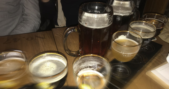 Kompletnie pijany 42-latek usnął za kierownicą i zablokował drogę na terenie gminy Łobżenica. Badanie alkomatem wykazało blisko 3 promile alkoholu.