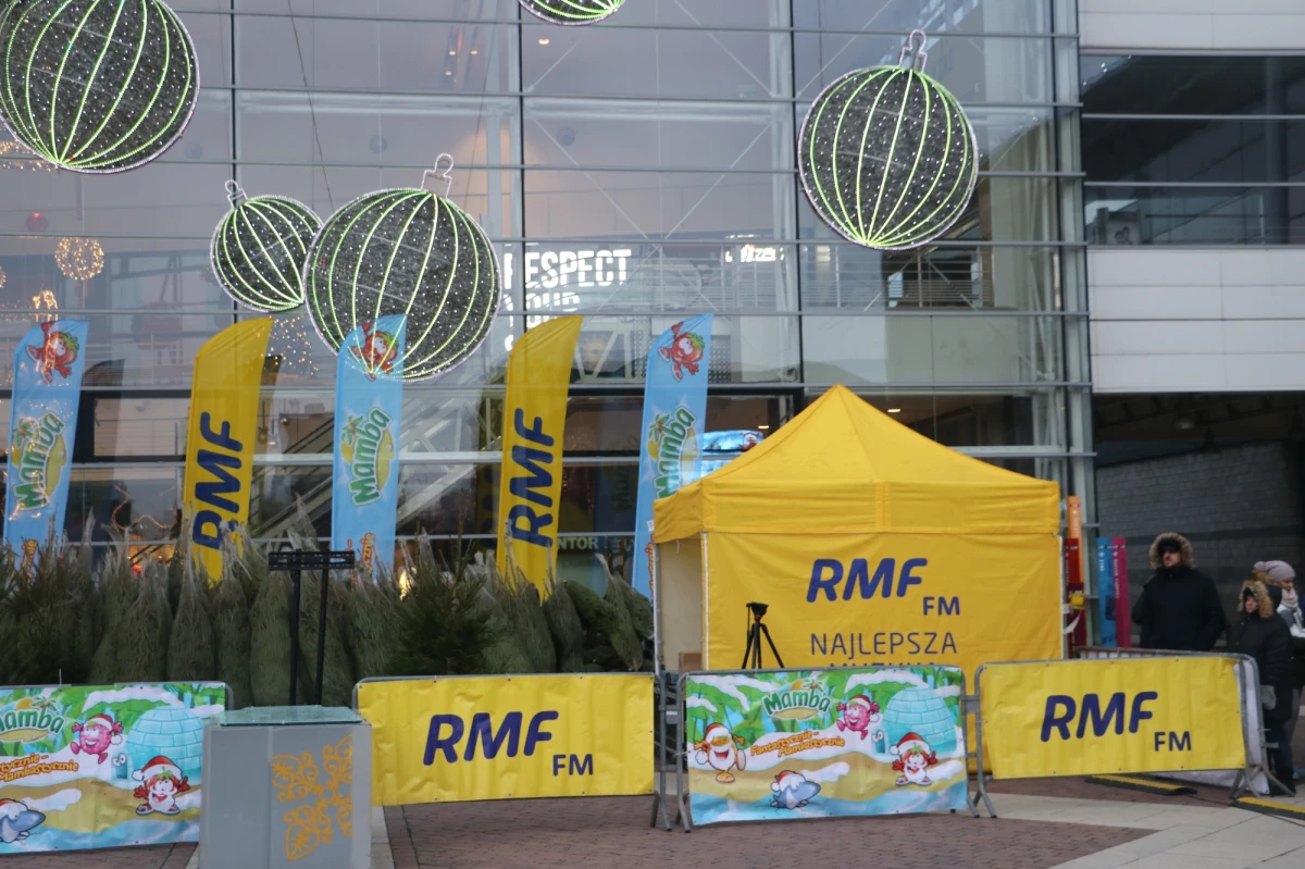 Łódź była przystankiem na trasie naszej akcji "Choinki pod choinkę". Od godziny 11 przy Manufakturze rozdawaliśmy wyjątkowe drzewka i słodkości. Pierwsze osoby ustawiły się w kolejce już w nocy, by być pewnym, że otrzymają choinki. Łodzianie udowodnili nam, że są wyjątkowo rozśpiewani! Razem z Eweliną Lisowską zaśpiewali kolędy!