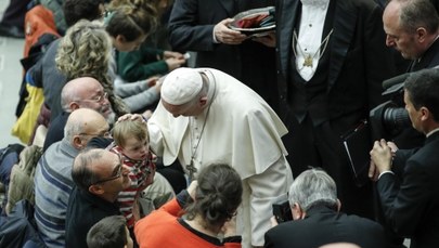 Papież Franciszek: Mały Jezus przypomina nam, że połowa uchodźców to dzieci