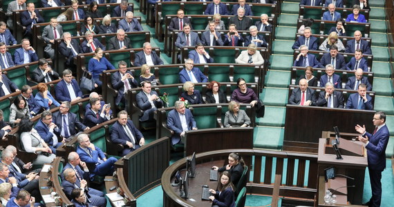 Po godz. 21 Sejm rozpoczął rozpatrywanie wniosku Platformy Obywatelskiej o wotum nieufności dla rządu Mateusza Morawieckiego. Zgłoszonym przez Platformę Obywatelską kandydatem na premiera był lider tej partii, Grzegorz Schetyna. Ostatecznie przed godz. 23 wniosek przepadł w głosowaniu. Za wnioskiem głosowało 163 posłów, przeciw było 233, 20 wstrzymało się od głosu. 