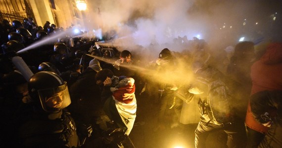 Nawet 3 tysięcy osób demonstrowało w piątek późnym wieczorem, po raz trzeci z rzędu, w centrum Budapesztu przeciwko nowelizacji kodeksu pracy. Policjanci użyli gazu łzawiącego, gdy demonstranci obrzucili ich butelkami.