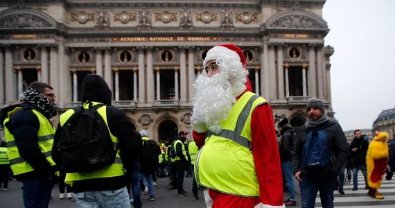 Podobnie jak w poprzednie weekendy, również i dziś na ulice Paryża wyszli przedstawiciele ruchu „żółtych kamizelek”. Protest – według służb – jest jednak znacznie mniejszy. Według prefektury policji przeciwko polityce prezydenta Francji protestuje około tysiąca osób. 