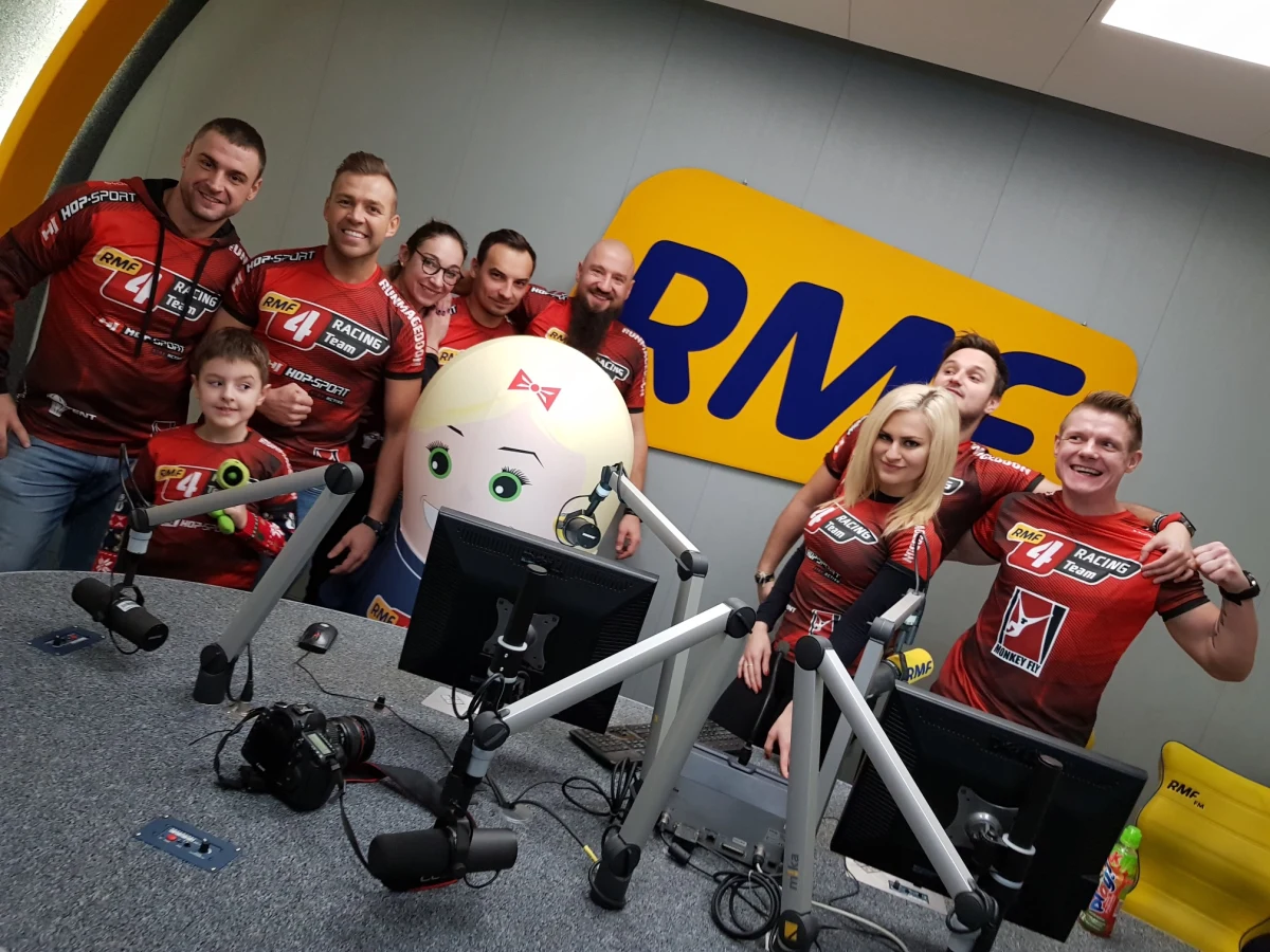 "Cały czas się ścigamy i to jest nasza pasja, ale odpaliliśmy jednocześnie projekt biegowy. Chodzi o to, żeby z dużą pasją, z fajną ekipą robić fajne rzeczy" - mówi w rozmowie z RMF FM Rafał Płuciennik z RMF 4RACING TEAM. Jak podkreśla - ekipa ma w planach m.in. Runmageddon Warszawa oraz Runmagedon Sahara w marcu przyszłego roku. 