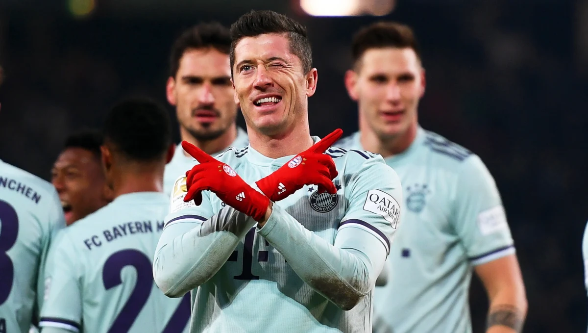 Robert Lewandowski zdobył bramkę, a jego Bayern Monachium pokonał na wyjeździe Hannover 4:0 w 15. kolejce niemieckiej ekstraklasy. Polski piłkarz ma już 10 ligowych trafień w tym sezonie i prowadzi w klasyfikacji strzelców ex aequo z dwoma innymi zawodnikami.