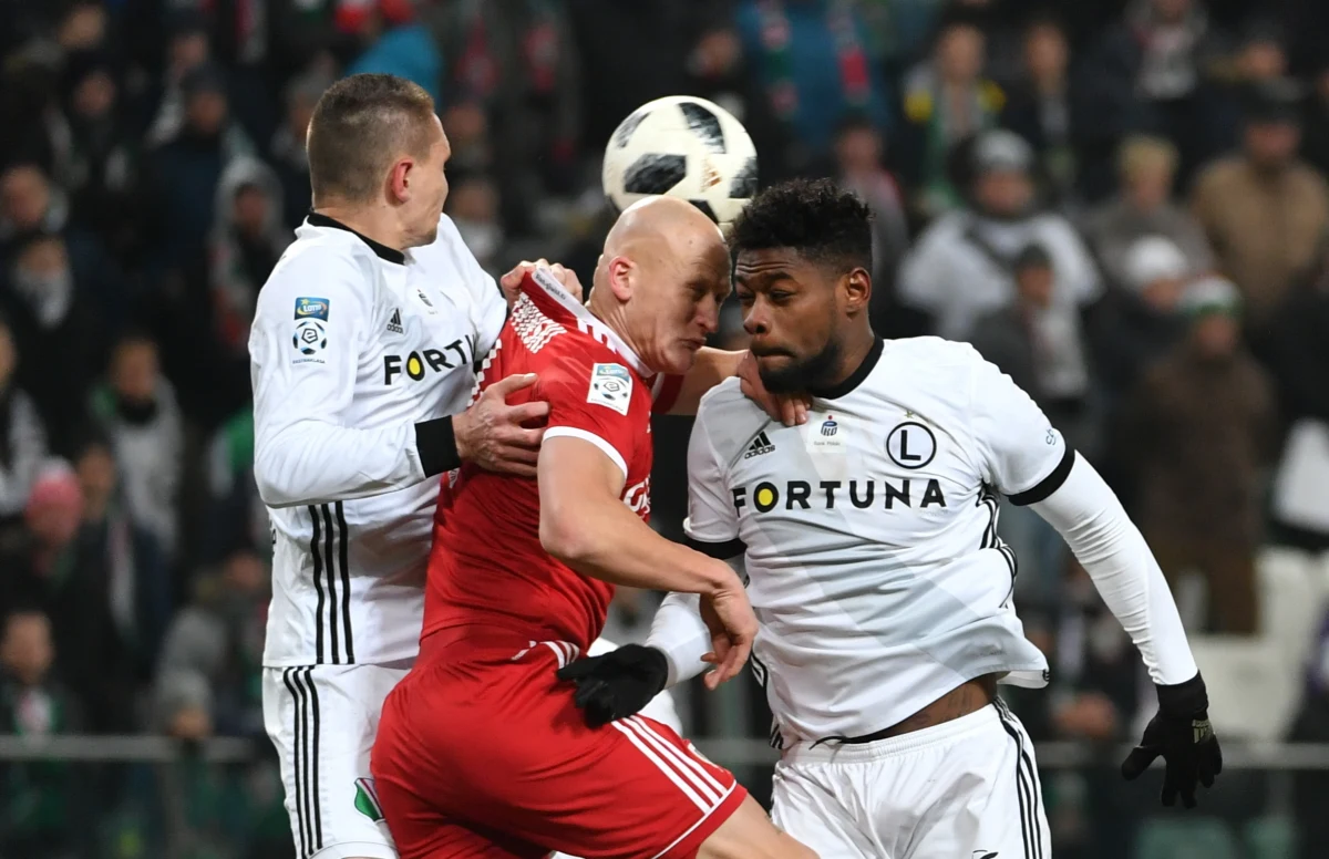 Wicelider piłkarskiej ekstraklasy Legia Warszawa traci już tylko dwa punkty do prowadzącej w tabeli Lechii Gdańsk. W sobotę mistrz Polski pokonał u siebie zajmującego czwartą pozycję Piasta Gliwice 2:0 w 19. kolejce. Lider zagra w poniedziałek z Miedzią Legnica.