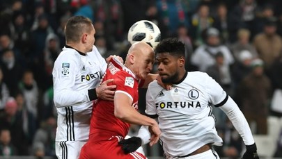 Ekstraklasa piłkarska: Legia goni lidera 