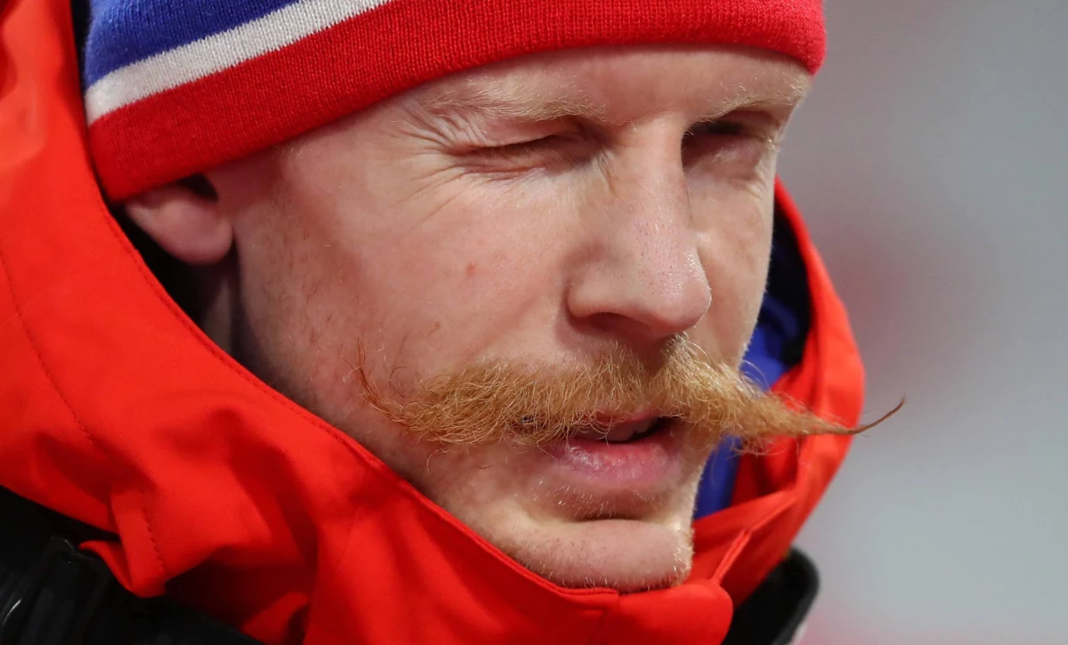 Mistrz olimpijski w skokach narciarskich Norweg Robert Johansson jest znany z charakterystycznego zarostu. Teraz zainwestował część zarobionych w ubiegłym sezonie pieniędzy w branżę kosmetyczną. Wkrótce na rynku pojawi się opracowany przez niego żel do wąsów.