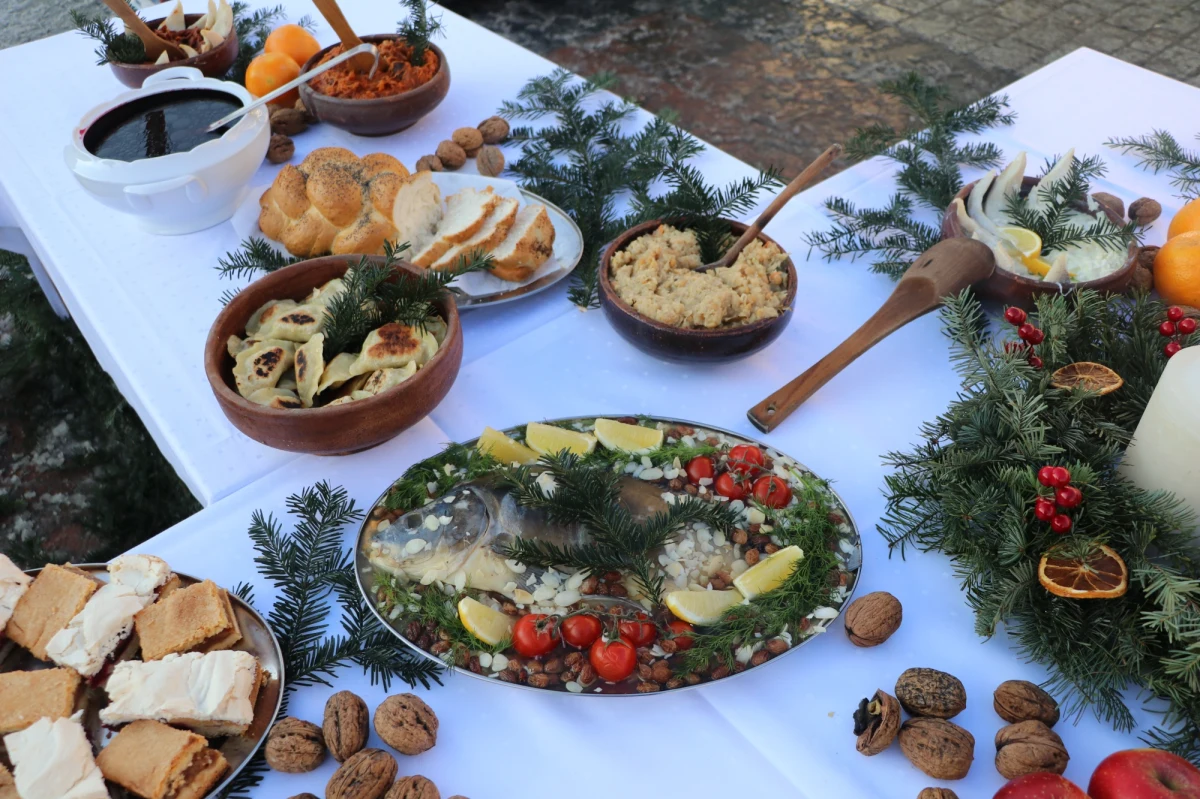 Na Rynku Głównym w Krakowie osoby bezdomne, samotne i ubogie spotkają się przy największym w Polsce wigilijnym stole. Otrzymają ciepłe posiłki, paczki świąteczne, będzie też możliwość skorzystania z pomocy medycznej w specjalnie przygotowanym szpitalu polowym.