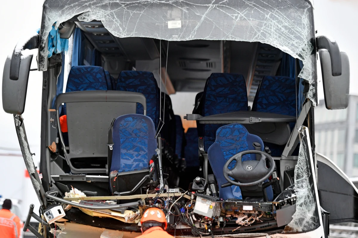 Jedna osoba zginęła, a 44 zostały ranne w wypadku autokaru, do którego doszło nad ranem na autostradzie A3 niedaleko Zurychu w Szwajcarii. 