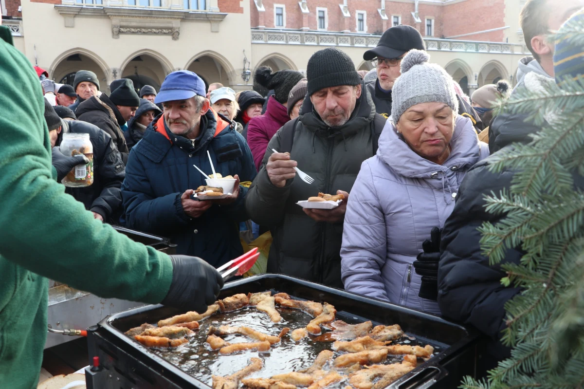 "Za każdym razem mam łzy w oczach. Co roku. To się nie zmienia. To są mocne obrazki. Zwłaszcza jak widzimy nie tylko starsze osoby, ale też dzieci, które stoją w kolejce po ciepłą zupę" - powiedział w rozmowie z RMF FM Michał Kościuszko, kierowca rajdowy i syn Jana Kościuszko- pomysłodawcy i organizatora wigilii dla potrzebujących na krakowskim Rynku Głównym. W niedzielę wydano tam 50 tysięcy porcji świątecznych potraw. To największa w Polsce wigilia dla bezdomnych, ubogich i samotnych. 