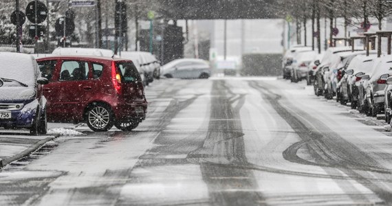 Pojawiają się opady śniegu i mżawki, błoto pośniegowe, a nawierzchnie są śliskie - podała GDDKIA w popołudniowym komunikacie. Ostrzegła kierowców przed utrudnieniami na drogach w ośmiu województwach. IMGW prognozuje w nocy nawet do -20 st. lokalnie na Śląsku i w Małopolsce. RCB apeluje do kierowców o rozwagę.
