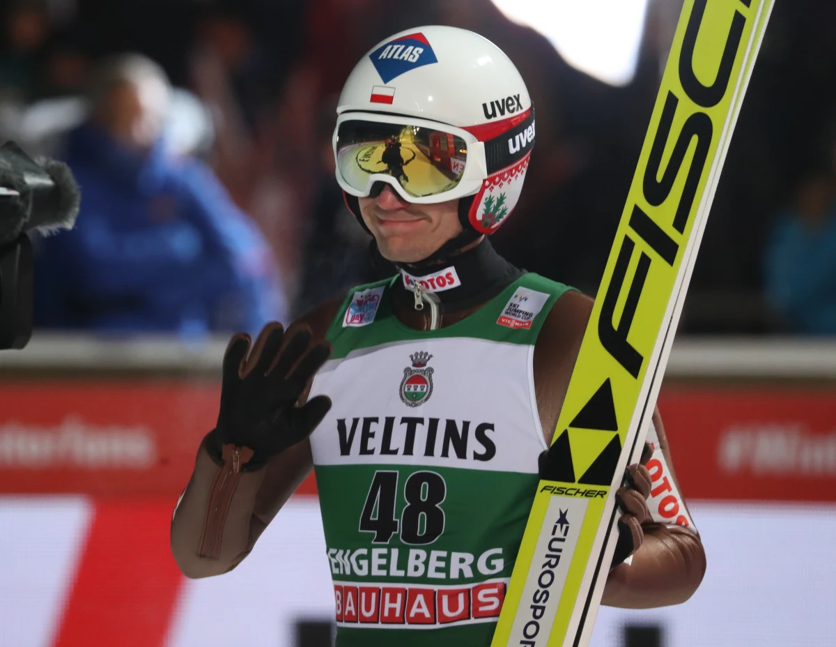 Kamil Stoch zajął ósme miejsce w kwalifikacjach do dzisiejszego konkursu Pucharu Świata w skokach narciarskich w szwajcarskim Engelbergu. Najlepszy był Japończyk Ryoyu Kobayashi, lider klasyfikacji generalnej cyklu. W pierwszej serii wystąpi komplet sześciu Polaków.
