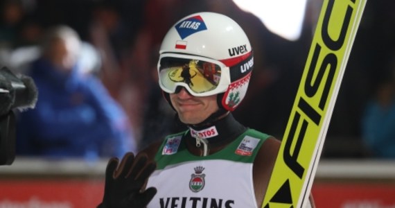 Kamil Stoch zajął ósme miejsce w kwalifikacjach do dzisiejszego konkursu Pucharu Świata w skokach narciarskich w szwajcarskim Engelbergu. Najlepszy był Japończyk Ryoyu Kobayashi, lider klasyfikacji generalnej cyklu. W pierwszej serii wystąpi komplet sześciu Polaków.
