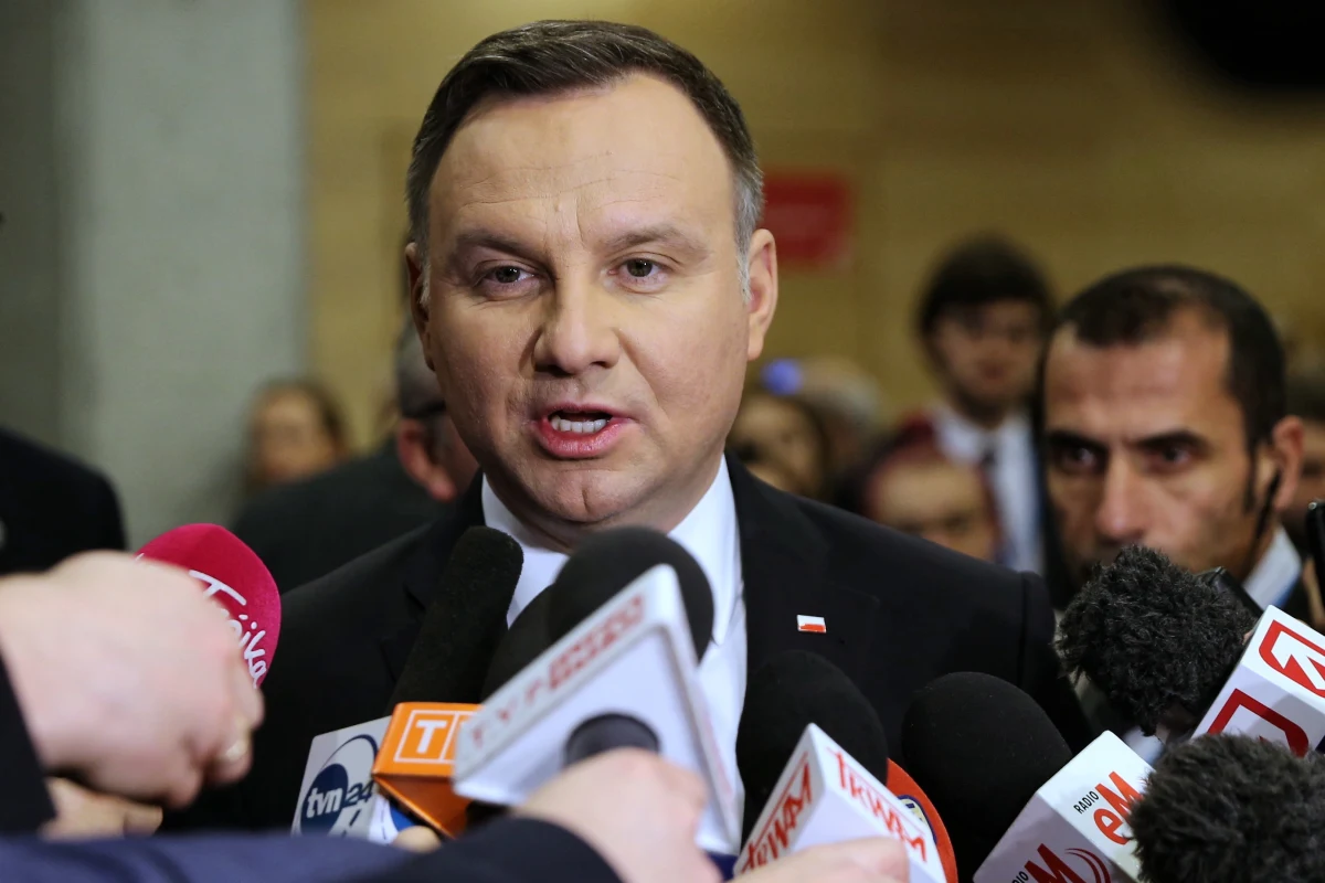 Poniedziałek to ostatni dzień, w którym prezydent Andrzej Duda musi zdecydować o przyszłości siódmej już nowelizacji ustawy o Sądzie Najwyższym. Głowa państwa może podpisać ustawę, zawetować ją lub odesłać do Trybunału Konstytucyjnego. Prawo i Sprawiedliwość wycofuje się z czystki sędziów Sądu Najwyższego, którzy ukończyli 65 lat. 