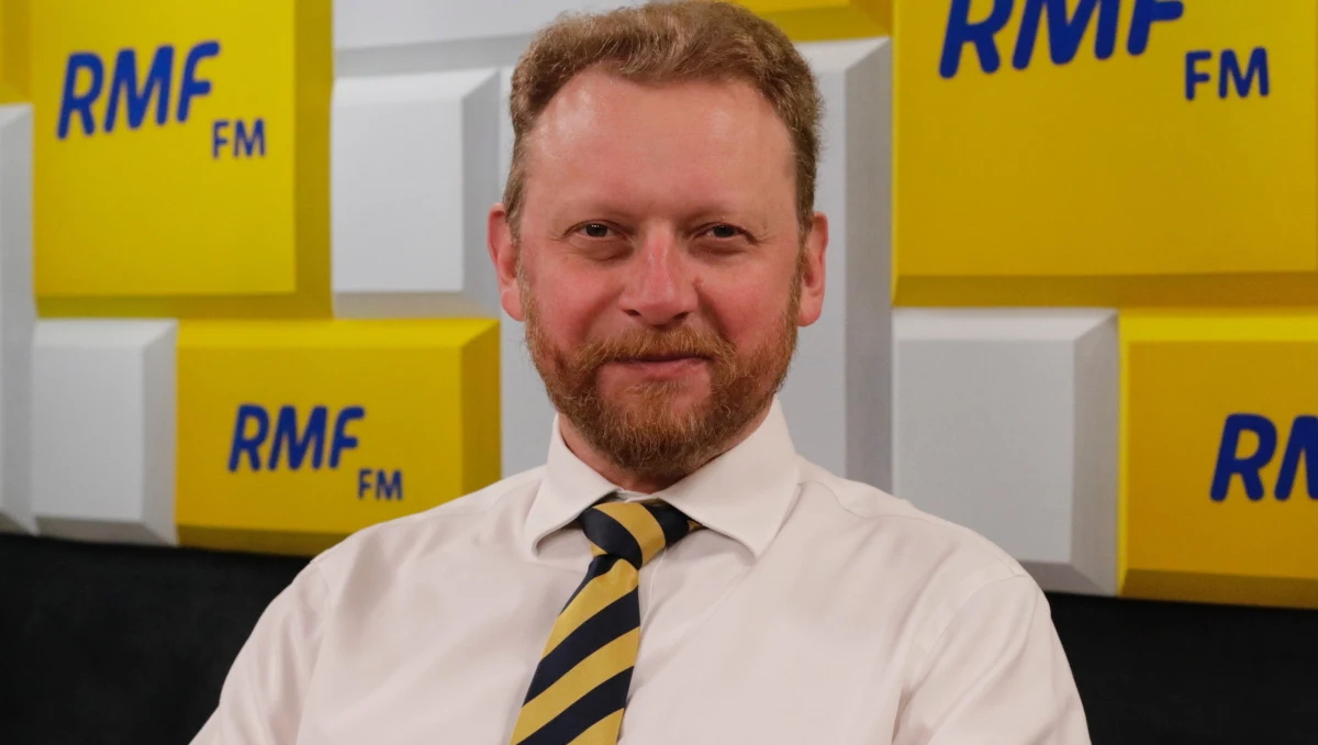 "To jest straszna choroba - horror. Dziecko nie siądzie do Wigilii, przestaje siedzieć, przestaje chodzić, przestaje łykać, oddychać i w końcu umiera. Rodzice na to patrzą, patrzą jak ich dziecko umiera w ciągu roku, dwóch lat i są kompletnie bezradni. Od roku mamy nowy lek - dramatycznie drogi. (...). To jest dla mnie wyjątkowa informacja. Możemy uratować życie tych dzieci. Cała polska populacja, wszyscy pacjenci będą leczeni w Polsce" - tak o refundacji nowego leku przeciwko rdzeniowemu zanikowi mięśni mówi minister zdrowia Łukasz Szumowski.