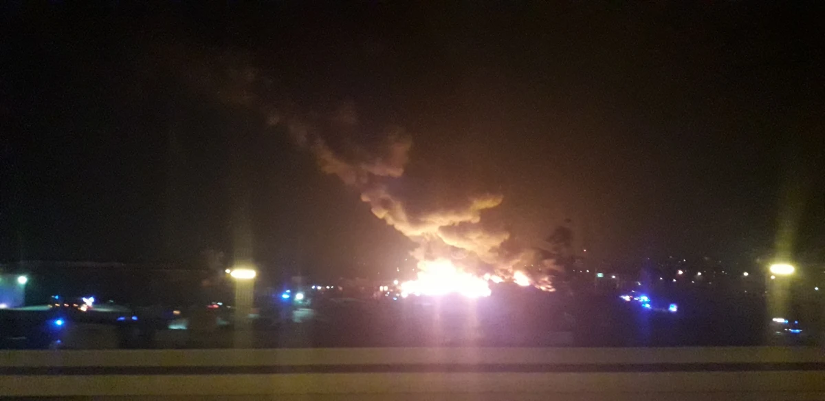 Ogromny pożar we Wrocławiu. Pali się magazyn z plastikiem przy Szczecińskiej, w okolicach stadionu miejskiego. Jedna osoba została ranna.