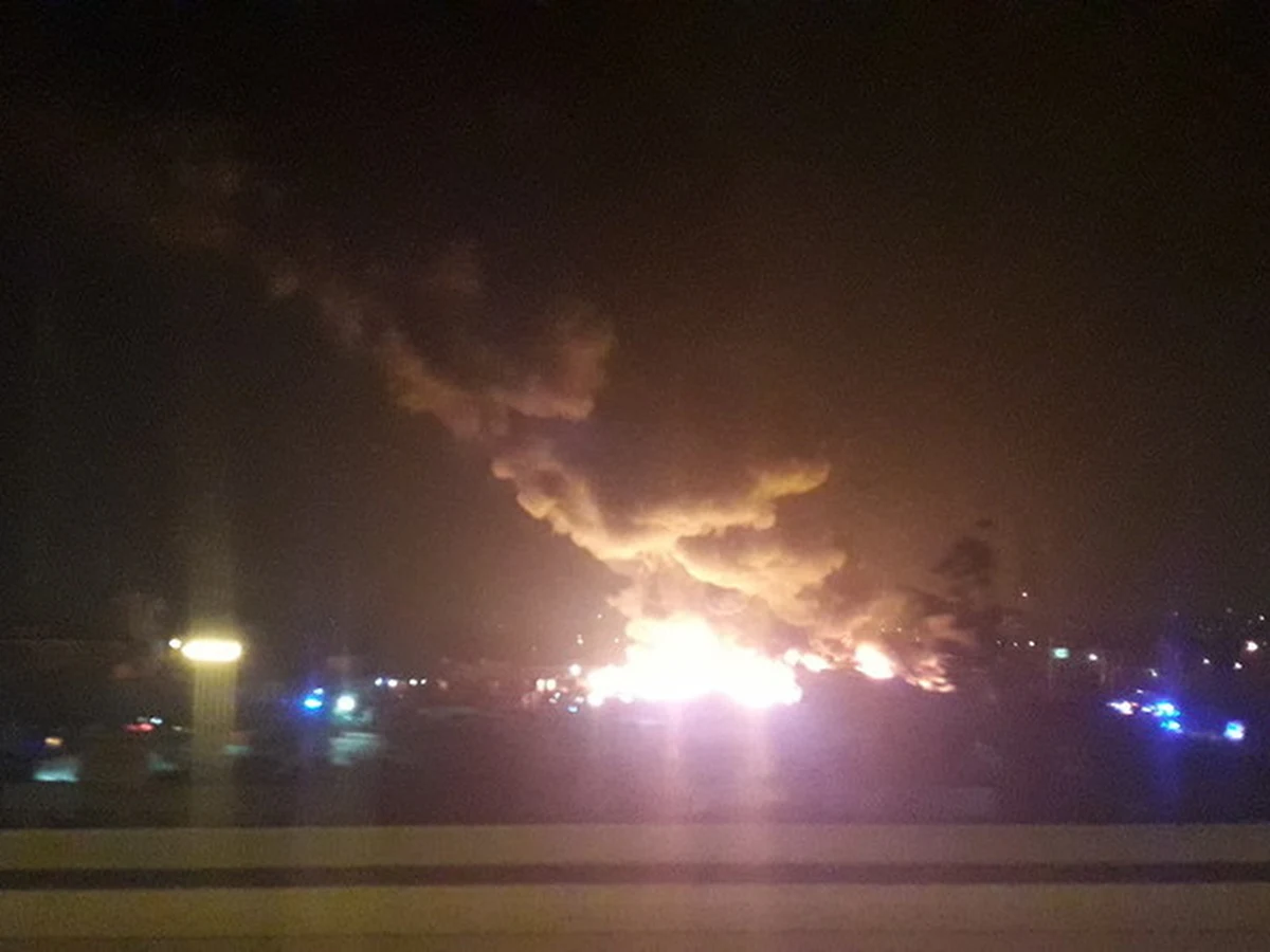 37 zastępów straży pożarnej gasi pożar hali magazynowej we Wrocławiu przy ul. Szczecińskiej, w której znajduje się sortownia plastików. Dwie osoby zostały ranne - to druhowie ochotniczej straży pożarnej, którzy brali udział w akcji.