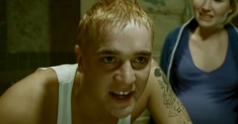 Ponad 18 lat temu swoją premierę miał jeden z największych hitów Eminema - "Stan". Równie popularny jak sam utwór stał się też klip do singla, w którym główną rolę zagrał Devon Sawa. Aktor po latach opowiedział o swoim udziale w klipie. 