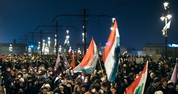 Z budynku węgierskiej telewizji publicznej siłą wyprowadzono w poniedziałek dwoje opozycyjnych polityków, którzy dostali się tam w nocy w grupie innych polityków po niedzielnej antyrządowej demonstracji – poinformował niezależny portal index.hu.