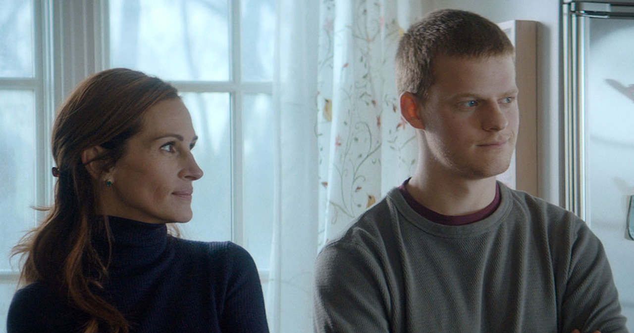 Julia Roberts i Lucas Hedges grają główne role w dramacie "Powrót Bena", który wejdzie na ekrany polskich kin 4 stycznia. Reżyserem produkcji jest ojciec Lucasa, Peter Hedges.