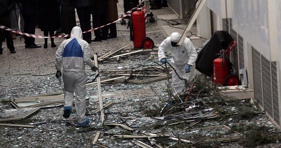 Ładunek bombowy o dużej sile eksplodował w poniedziałek nad ranem przed siedzibą prywatnej greckiej telewizji Skai niedaleko Aten, powodując rozległe zniszczenia. Na razie nie ma doniesień o ofiarach.