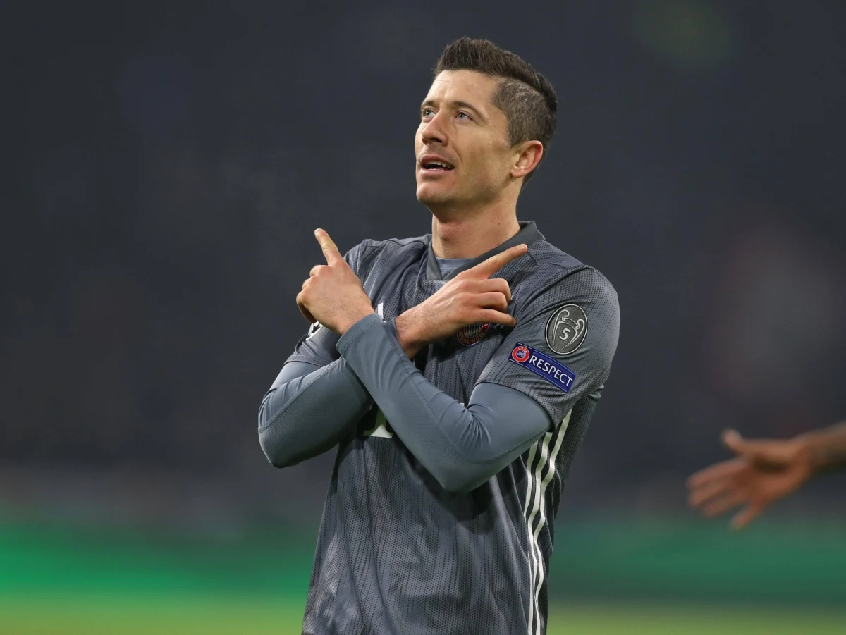 W szwajcarskim Nyonie rozlosowano pary 1/8 finału Ligi Mistrzów. W najciekawszej parze Manchester United zmierzy się z Paris Saint-Germain. Emocji nie powinno też zabraknąć w hiszpańsko-włoskiej rywalizacji, gdzie Atletico Madryt zmierzy się z Juventusem Turyn. Bayern Monachium Roberta Lewandowskiego zmierzy się z ubiegłorocznym finalistą - angielskim Liverpoolem.
