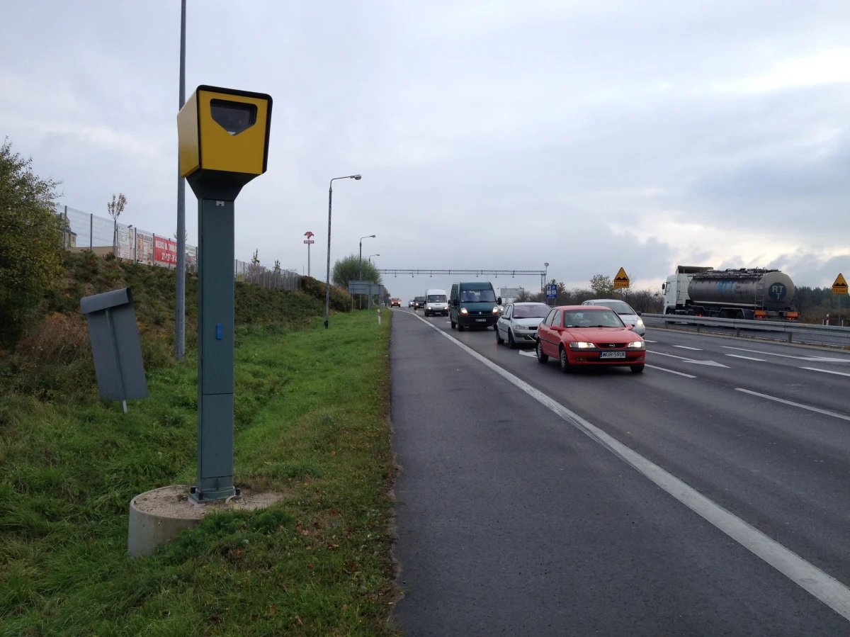 Nowe fotoradary mają się pojawić w ciągu dwóch lat na polskich drogach. Przetarg w sprawie rozstawienia nowych fotoradarów przygotowuje resort infrastruktury. Jutro Inspekcja Transportu Drogowego podpisze umowę na dofinansowanie zakupu ponad 350 urządzeń do pomiaru prędkości oraz urządzeń rejestrujących wjazd na skrzyżowanie na czerwonym świetle. Trwają analizy, które mają pokazać, gdzie należy postawić urządzenia.