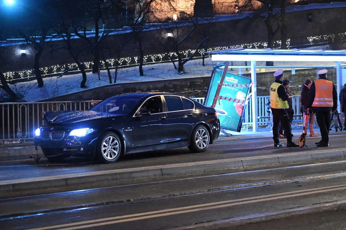 Cztery osoby zostały ranne w poniedziałkowym wypadku na trasie W-Z w Warszawie. Samochód osobowy marki BMW wjechał w przystanek autobusowy, na którym czekało kilkanaście osób. Wiadomo, że kierowca był trzeźwy. 