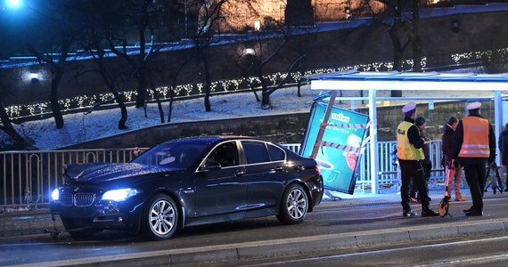 Cztery osoby zostały ranne w poniedziałkowym wypadku na trasie W-Z w Warszawie. Samochód osobowy marki BMW wjechał w przystanek autobusowy, na którym czekało kilkanaście osób. Wiadomo, że kierowca był trzeźwy. 