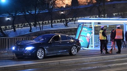 Warszawa: Samochód wjechał w przystanek. Cztery osoby ranne 
