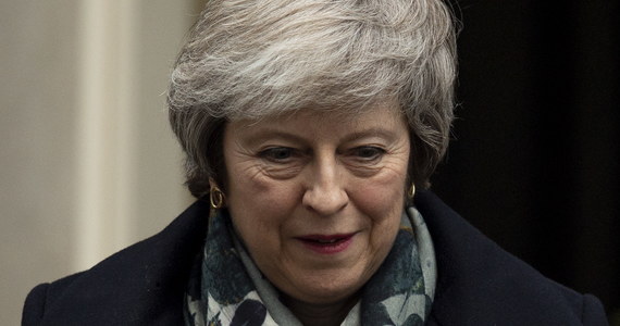 Ponowne rozpoczęcie debaty nad projektem umowy regulującej wyjście Wielkiej Brytanii z Unii Europejskiej rząd w Londynie planuje w drugim tygodniu stycznia, a głosowanie nad dokumentem przeprowadzone zostanie tydzień później. Taką informację przekazała premier Theresa May podczas wystąpienia w Izbie Gmin. Zapewniła także brytyjskich posłów, że podczas ubiegłotygodniowej Rady Europejskiej w Brukseli "wiernie i stanowczo" przedstawiła unijnym liderom wątpliwości Izby dot. mechanizmu awaryjnego dla Irlandii Północnej, tzw. backstopu, które zagrażają przyszłości umowy brexitowej.