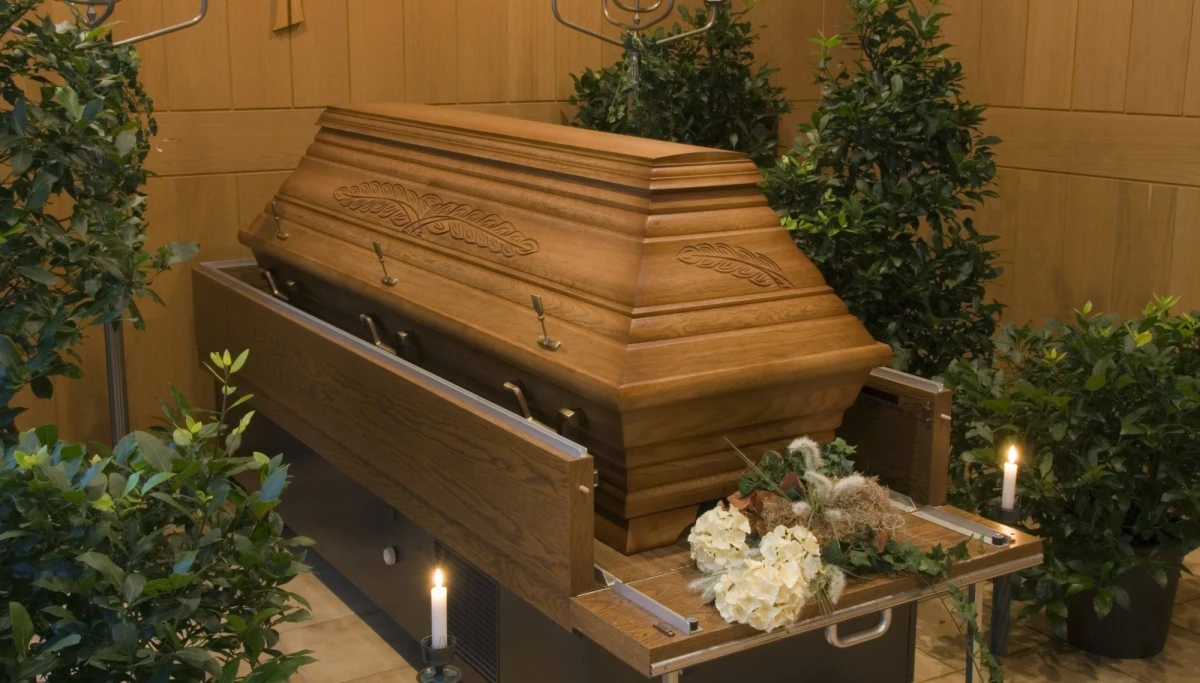 ​Pogrzeb w Argentynie został przerwany, kiedy zgromadzeni nagle zaczęli słyszeć dźwięki dochodzące z trumny. Sarkofag trafił do szpitala, żeby lekarz ponownie sprawdził, czy aby na pewno 65-latka nie żyje.