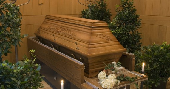 ​Pogrzeb w Argentynie został przerwany, kiedy zgromadzeni nagle zaczęli słyszeć dźwięki dochodzące z trumny. Sarkofag trafił do szpitala, żeby lekarz ponownie sprawdził, czy aby na pewno 65-latka nie żyje.