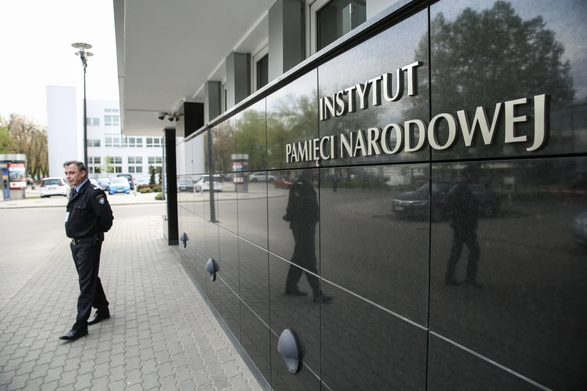 Wojskowy Sąd Okręgowy przekazał do Szwecji wniosek o aresztowanie stalinowskiego sędziego Stefana Michnika – poinformowała w poniedziałek na swojej stronie internetowej "Rzeczpospolita". Wg. gazety wniosek został skierowany do szwedzkiego sądu dokładnie 4 grudnia. Wcześniej został przetłumaczony na język szwedzki. 