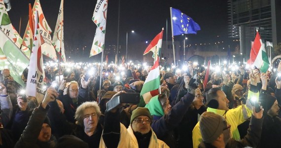 Kilka tysięcy osób wzięło udział w demonstracji przed siedzibą państwowego radia i telewizji w Budapeszcie, protestując m.in. przeciw nowelizacji kodeksu pracy, zwiększającej limit godzin nadliczbowych. 