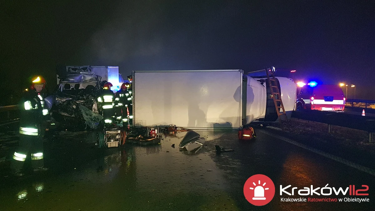 Jedna osoba nie żyje po wypadku na autostradowej obwodnicy Krakowa na węźle Kraków Balice. Na wysokości zjazdu na lotnisko zderzyły się tir, dwa samochody osobowe i dwa dostawcze. 