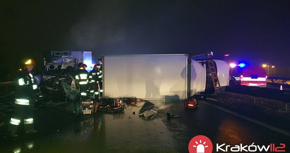 Jedna osoba nie żyje po wypadku na autostradowej obwodnicy Krakowa na węźle Kraków Balice. Na wysokości zjazdu na lotnisko zderzyły się tir, dwa samochody osobowe i dwa dostawcze. 