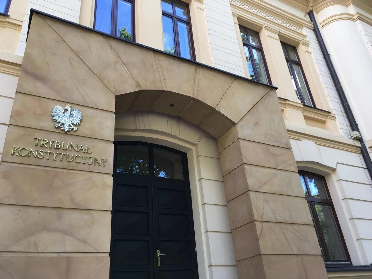 Trybunał Konstytucyjny blokuje wejście dziennikarzy na publiczne posiedzenie Zgromadzenia Ogólnego Sędziów, w którym weźmie udział prezydent. Andrzej Duda w swoim przemówieniu ma się odnieść do informacji na temat działalności tej instytucji. Prezes TK Julia Przyłębska w podsumowaniu działalności nie chciała uwzględnić krytycznych uwag siedmiorga sędziów, którzy sprzeciwili się pomijaniu ich przy wyznaczaniu składów orzekających. 