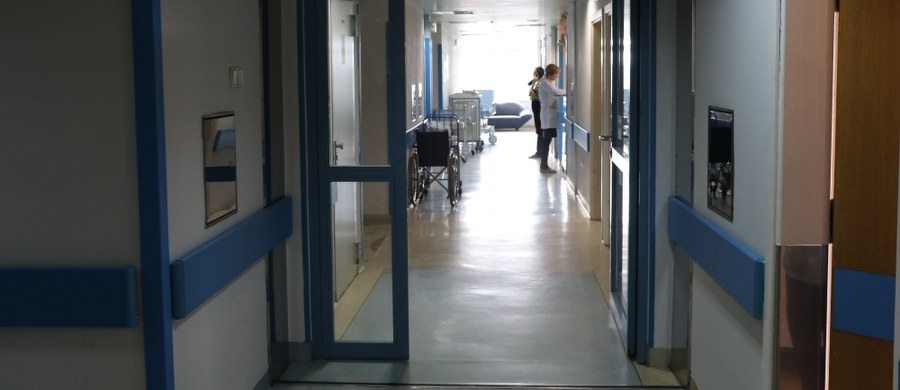 "Od nowego roku w szpitalach może dojść do ogromnego chaosu, a nawet ich upadku" - ostrzega w liście do Ministra Zdrowia Ogólnopolski Związek Pracodawców Szpitali Powiatowych. Dyrektorzy lecznic chcą, żeby resort wstrzymał wejście w życie nowych norm dotyczących zatrudniania pielęgniarek. 