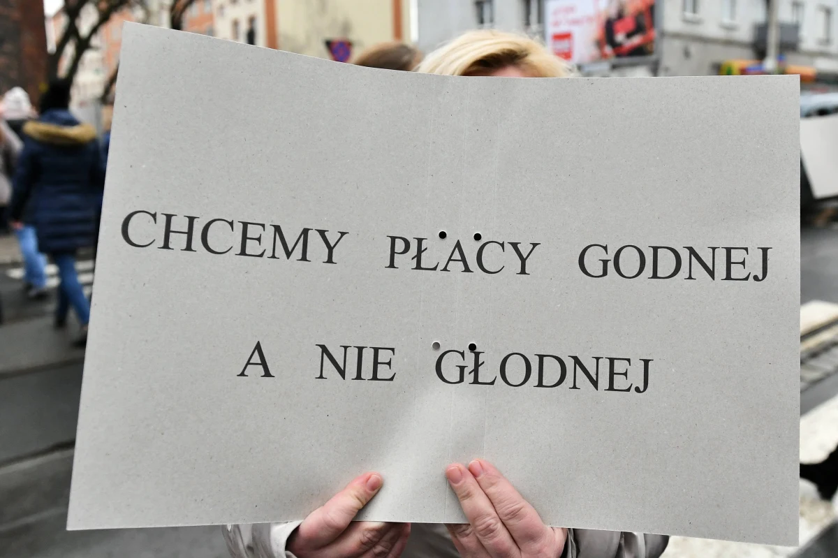 Ministerstwo Sprawiedliwości twierdzi, że zawarło porozumienie ze związkami zawodowymi w sprawie podwyżek płac dla pracowników sądów. Przed świętami otrzymają oni 1000 zł brutto nagrody, niezależnie od stanowiska i pełnionej funkcji. 