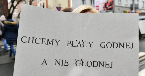 Ministerstwo Sprawiedliwości twierdzi, że zawarło porozumienie ze związkami zawodowymi w sprawie podwyżek płac dla pracowników sądów. Przed świętami otrzymają oni 1000 zł brutto nagrody, niezależnie od stanowiska i pełnionej funkcji. 