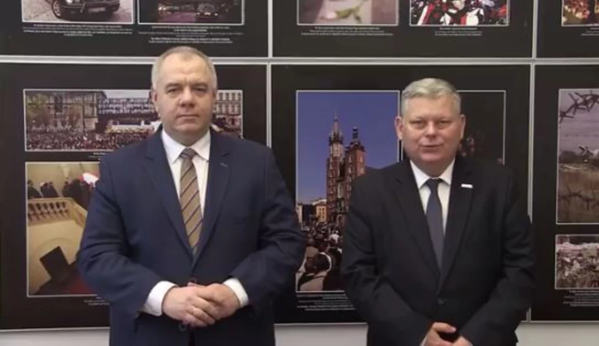 Przed 10 kwietnia przyszłego roku Pomnik Ofiar Tragedii Smoleńskiej powinien zostać rozbudowany - zapowiedział szef Komitetu Stałego Rady Ministrów Jacek Sasin. Przy pomniku ma powstać "symboliczna ściana zieleni" z krzyżem, który w dniach tuż po katastrofie stał przed Pałacem Prezydenckim. O planach można się dowiedzieć z Facebooka z oficjalnej strony Komitetu Społecznego Budowy Pomników: Śp. Prezydenta RP Lecha Kaczyńskiego oraz Ofiar Tragedii Smoleńskiej.