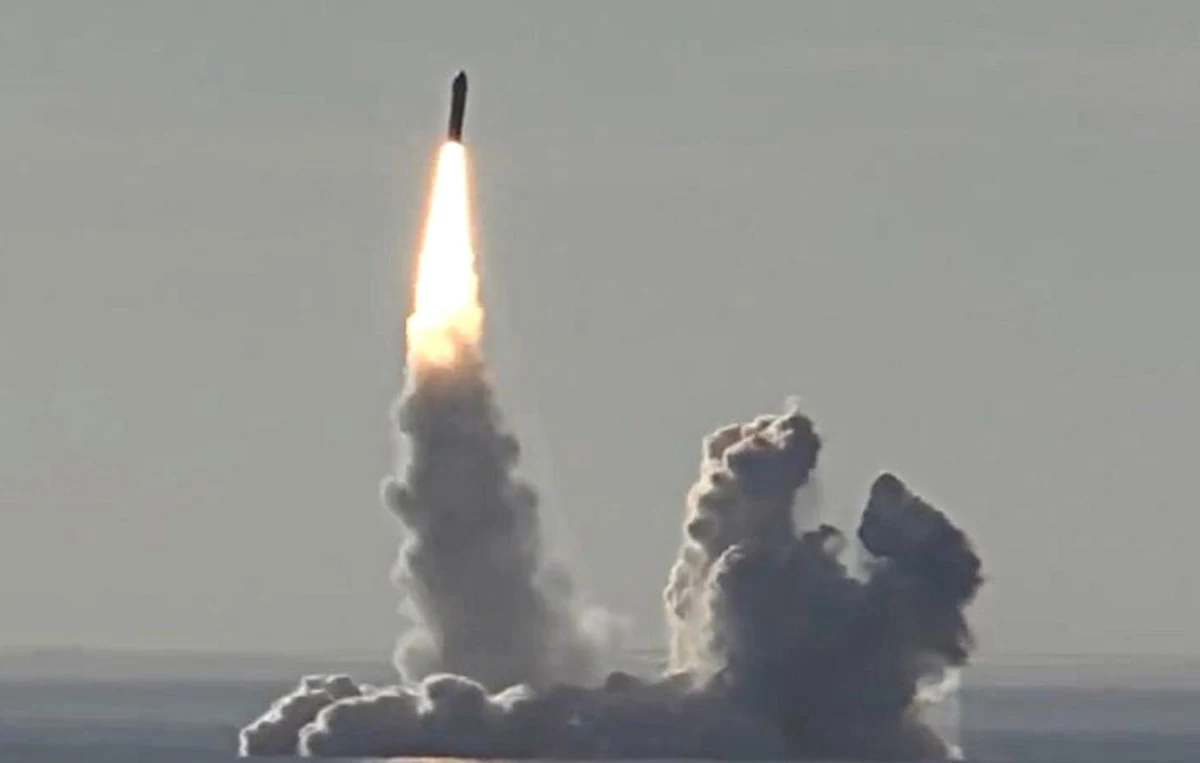 Podczas ćwiczeń zaplanowanych na jesień 2019 r. z podwodnego krążownika rakietowego "Kniaź Władimir" będzie wystrzelona międzykontynentalna rakieta balistyczna Buława do przenoszenia głowic nuklearnych - podał w rozmowie z TASS przedstawiciel sektora obronnego.
