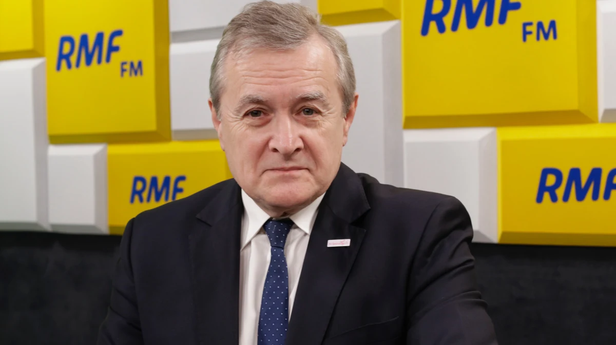 „Byłem wczoraj w Trybunale Konstytucyjnym. Jak obowiązki mi pozwalają, to zawsze staram się być tam i wspierać panią prezes. Słyszałem słowa pana prezydenta. To było świetnie wystąpienie pana prezydenta, takie prawnicze z dobrym uzasadnieniem. Wszystko tam było” - tak w Porannej rozmowie w RMF FM Piotr Gliński ocenił wystąpienie Andrzeja Dudy podczas publicznego posiedzenia Zgromadzenia Ogólnego Sędziów Trybunału Konstytucyjnego. Wicepremier nie zgodził się z opinią, że prezydent podczas spotkania w TK wyraził swoje poglądy. Minister kultury podkreślił, że zgadza się ze słowami prezydenta o tym, że „elita sędziowska otwarcie narusza prawo i konstytucję”. „Sam fakt tak mocnego zaangażowania się w życie publiczne sędziów jest sprzeczny z polską konstytucją. Wystarczy przeczytać artykuł, że sędzia nie może dawać podstaw w życiu publicznym do jakiejkolwiek negatywnej interpretacji jego niezawisłości i niezależności”. Chwilę później dodał: "Mogłoby środowisko sędziowskie zastanowić się nad sobą i swoimi działaniami".