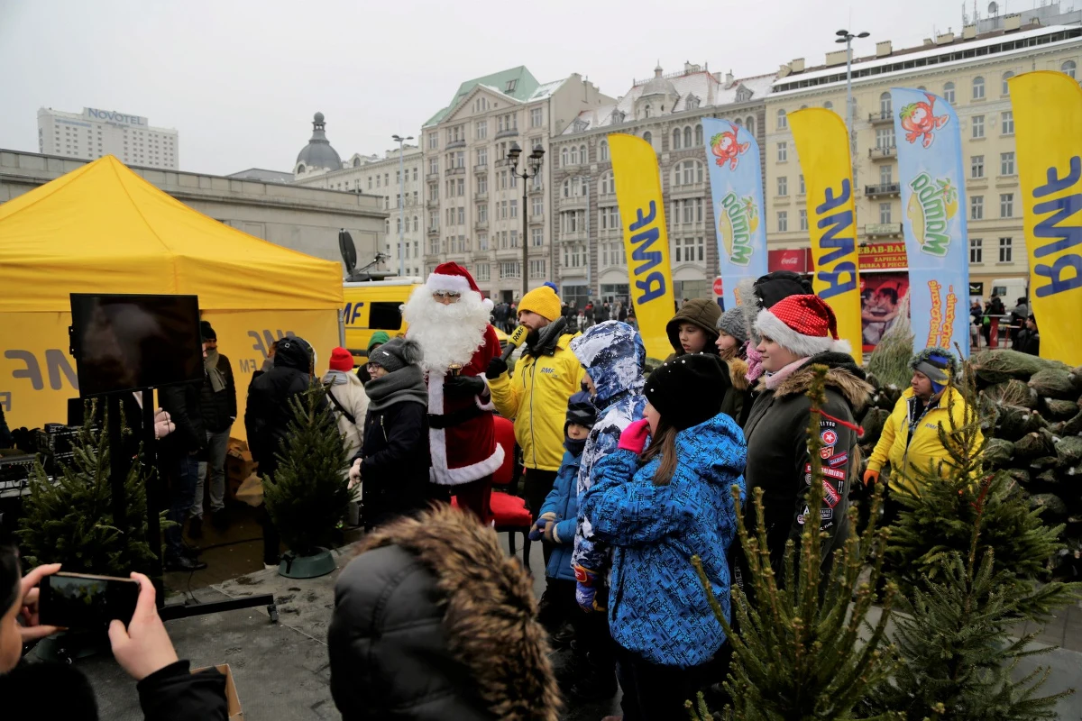 Najwytrwalsi stanęli w kolejce już o czwartej rano. Byli też z nami rekordziści, którzy choinkę od RMF FM odbierali ósmy rok z rzędu. Tak wyglądała wizyta naszego choinkowego konwoju w Warszawie.