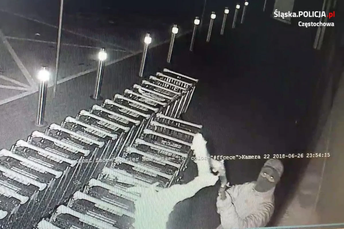 Miał być zuchwały napad i kradzież bankomatu z pieniędzmi, a skończyło się na wysłanym właśnie do sądu akcie oskarżenia. Chodzi o próbę kradzieży z czerwca tego roku w Częstochowie. W tej sprawie oskarżono trzech mężczyzn.