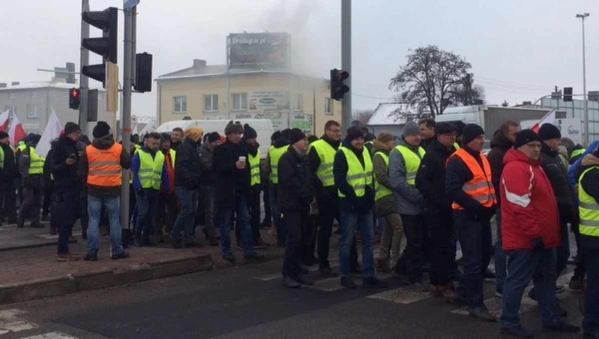 Hodowcy drobiu przez półtorej godziny blokowali DK1 w Siewierzu w Śląskiem. Protestowali m.in. przeciwko spadkowi cen drobiu, który spowodowany jest importem spoza Unii Europejskiej.